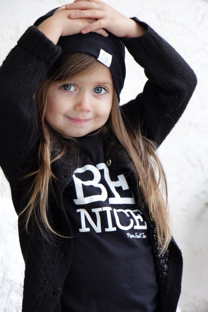 BE NICE KIDS GRAPHIC TEE BY EVERYKIND